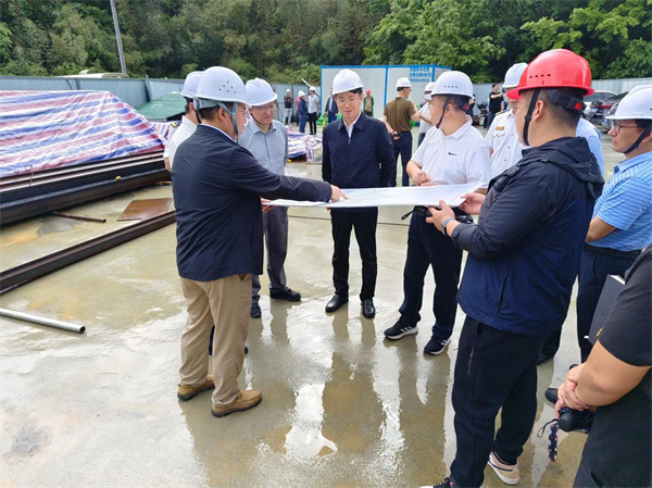 4月28日，市委常务、常务副市长任生调研新安江防洪项目建设情况，乐鱼官方体育网站_leyu乐鱼(中国)
副总经理张高峰陪同调研。.jpg