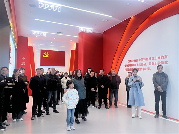 11月30日，乐鱼官方体育网站_leyu乐鱼(中国)
纪委联合集团妇联开展“树清廉家风，建幸福家园”家庭助廉活动，为营造风清气正的企业政治生态贡献家庭力量。活动邀请了集团各支部书记、近两年来新任职的集团中层干部及其家属等40余人参加，以别样方式共话家风建设，共筑廉洁防线1。.jpg