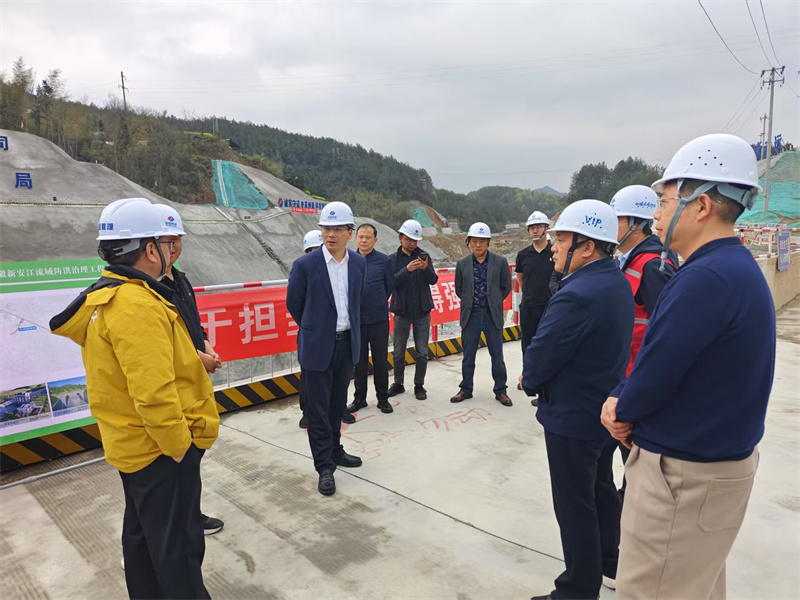3月27日，县长王奇勇带队调研防洪工程项目建设情况，乐鱼官方体育网站_leyu乐鱼(中国)
党委书记、董事长洪筱明，副总经理张高峰陪同调研。.jpg