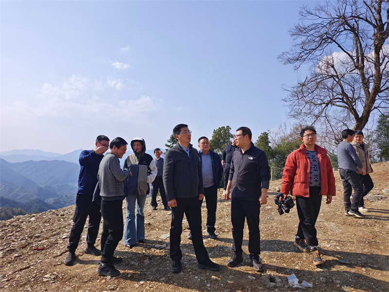 3月18日，县长王奇勇带队调研石潭景区项目，乐鱼官方体育网站_leyu乐鱼(中国)
党委书记、董事长洪筱明陪同调研。.jpg