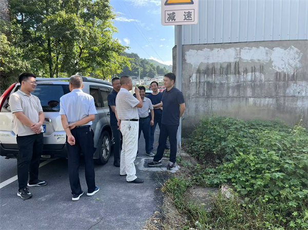 8月6日，程伟副县长带队现场调研防洪项目鲍川安置区事宜。.jpg