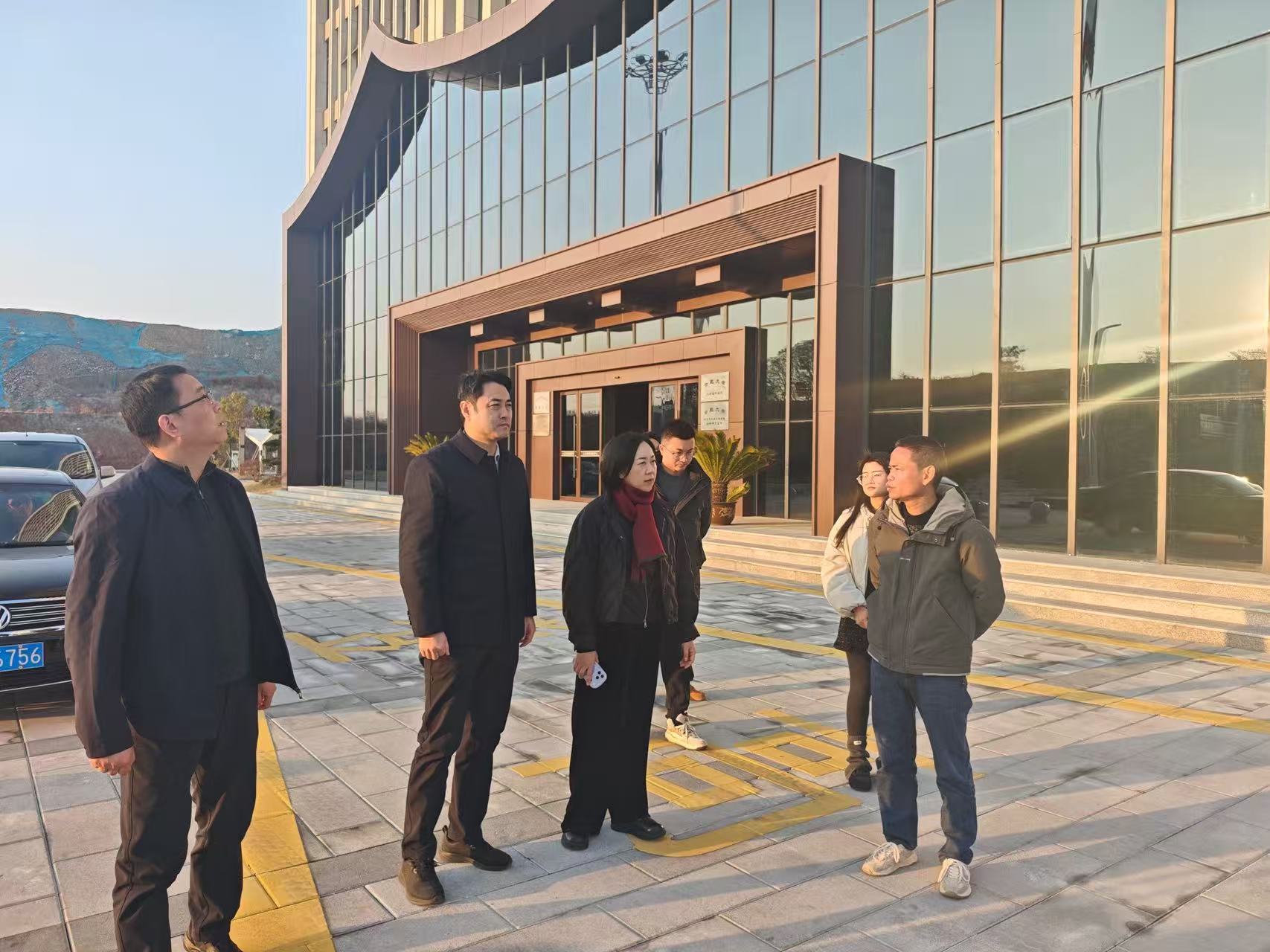 1月8日，徽州区委常委、副区长张国强一行考察歙县人工智能创客中心，洽谈租赁事宜，县委常委、宣传部部长蔡广琴、集团潘总陪同考察。.jpg