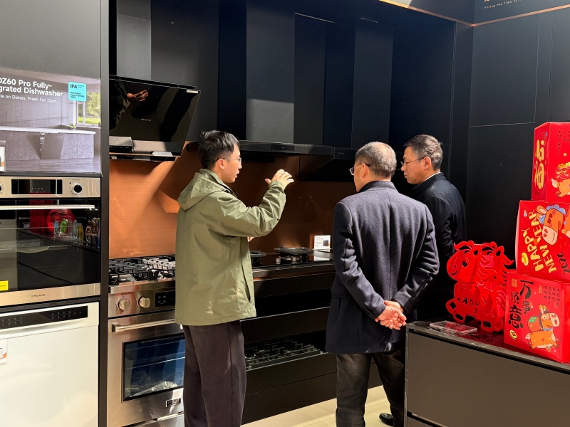 3月25日，鲍董带队考察追觅科技和芯厨纪元，并进行座谈交流，方总参加座谈2_副本.jpg