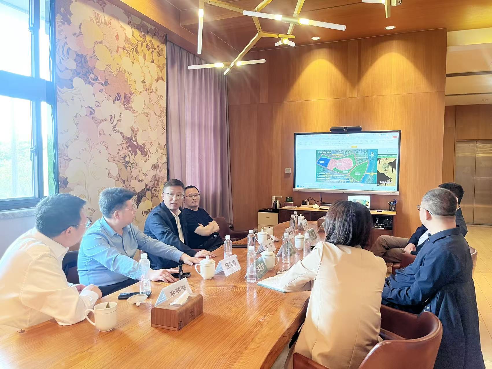 4月25日，鲍董带队考察上海艾绿企业发展有限公司运营项目并交流座谈，余总、张总陪同调研1.jpg