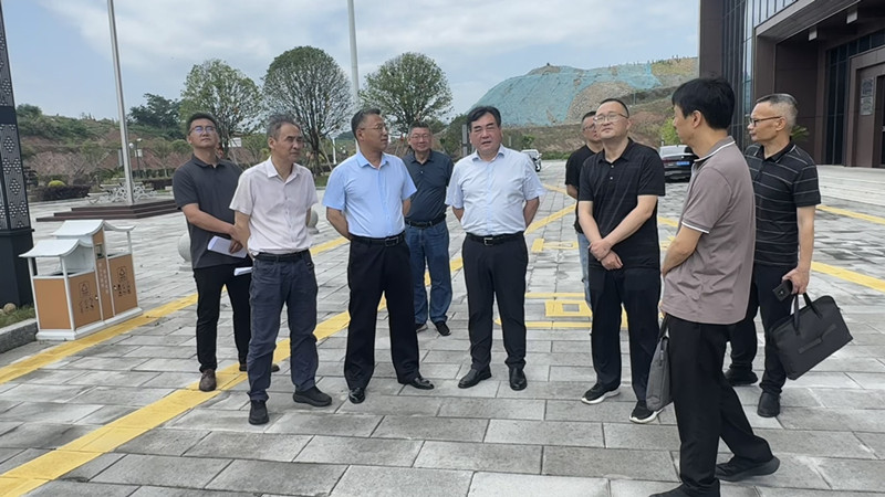 5月28日上午，&nbsp;县人大常委会主任吴志平带队调研人工智能创客中心和大数据云计算中心建设、使用情况，鲍董、余总、县财政局副局长张健陪同。_副本.jpg
